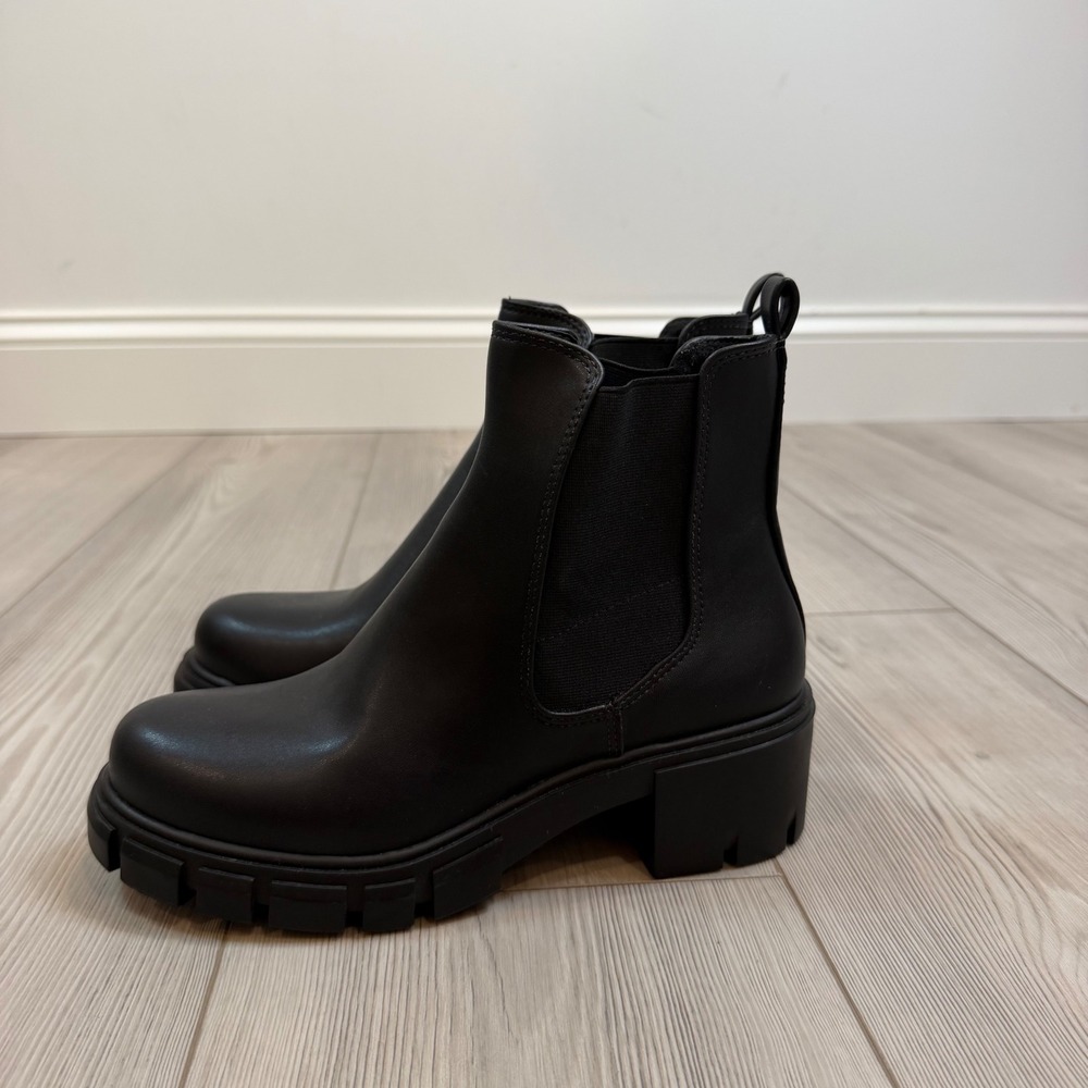 Madden Girl Tessa Black Lug Sole Platform Chelsea Boots Size 7.5 TESS01J1